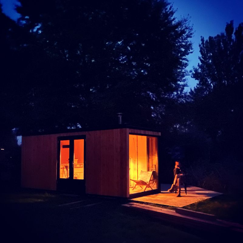 tiny house s avonds op de camping