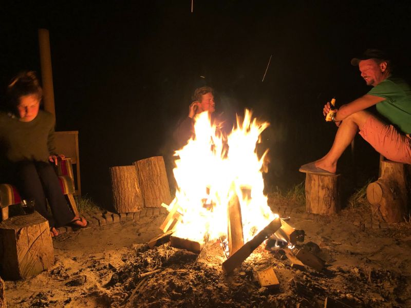 bij het vuur op de camping