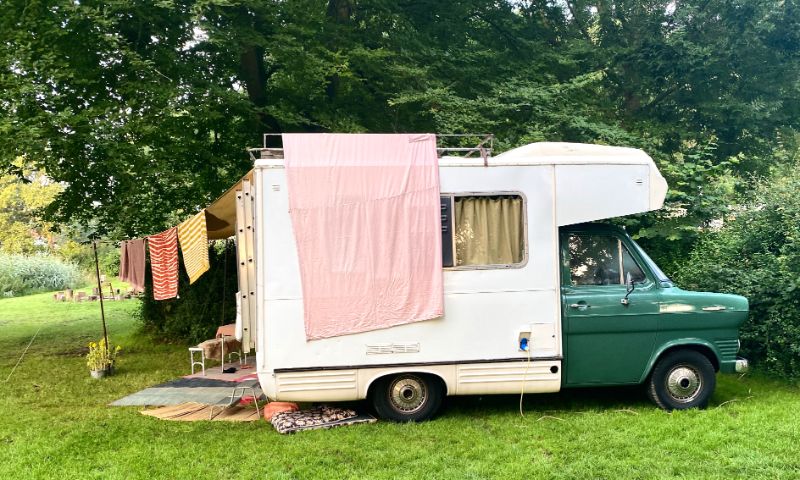 vintage camper op de camping